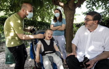 Nella Parrocchia Di Don Luigi La Relazione Con Gli Altri E La Cura Uniti Nel Dono