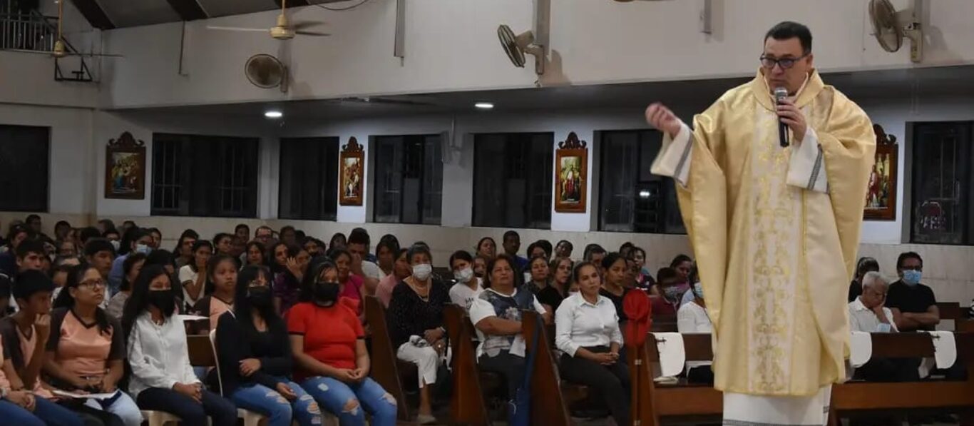 La chiesa piena durante la messa domenicale