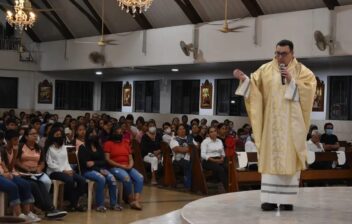 La chiesa piena durante la messa domenicale