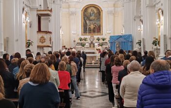 Ai piedi del Vesuvio, vite da ricucire col filo della carità