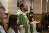 Il sacerdote ascolta. Sostienilo.